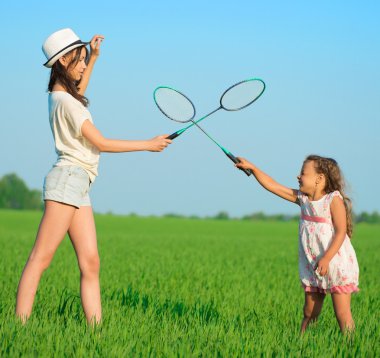 Badminton Raket ile oynayan genç kızlar