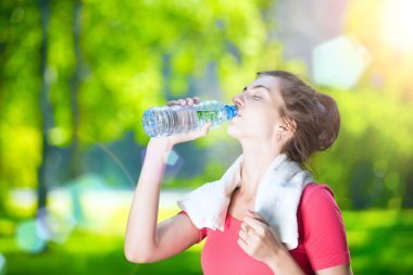 Su içen genç bir kadın