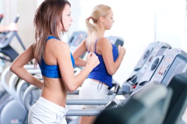 spor salonunda makinesinde iki genç kadın