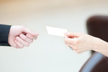 erkek ve kadın arasında kartvizit alışverişi.