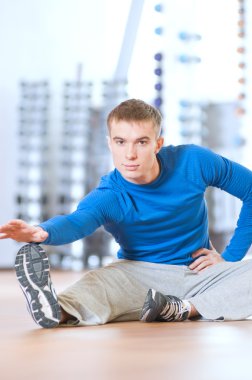 spor salonunda şeyleri yaparak germe egzersizleri