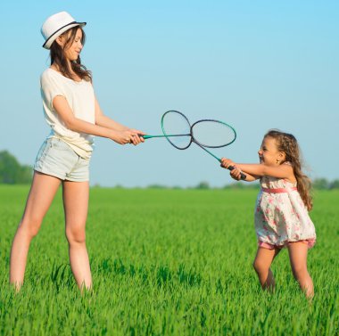 Badminton Raket ile oynayan genç kızlar