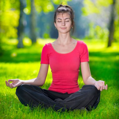 Yoga yapan genç bir kadın.