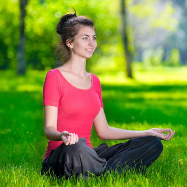 Yoga yapan genç bir kadın.