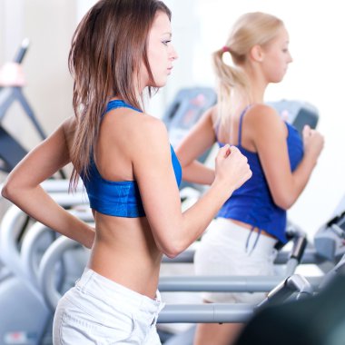 spor salonunda makinesinde iki genç kadın