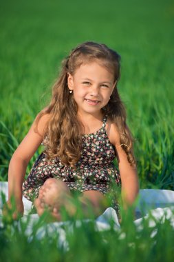 Yeşil çimenlerin üzerinde mutlu kız
