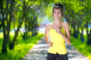Runner - yeşil park açık havada çalışan kadın
