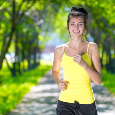 Runner - yeşil park açık havada çalışan kadın