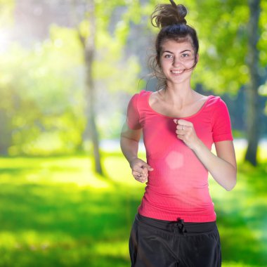 Runner - yeşil park açık havada çalışan kadın