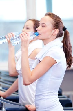 kadınların içme suyu sonra spor