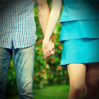 iki elleri üzerinde yeşil doğa parkı