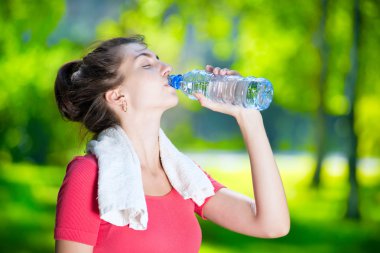 Su içen genç bir kadın