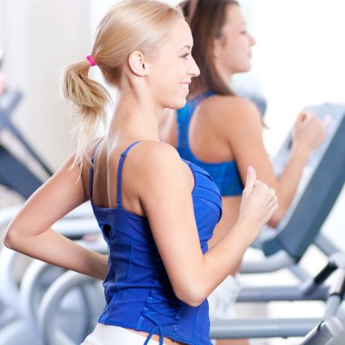 spor salonunda makinesinde iki genç kadın