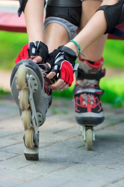 satır içi skat koyarak tezgah otururken paten kız