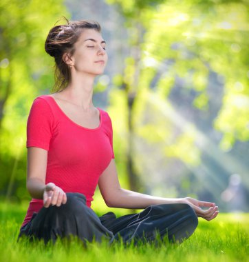Yoga yapan genç bir kadın.