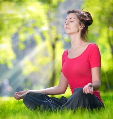 Yoga yapan genç bir kadın.