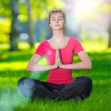 Yoga yapan genç bir kadın.