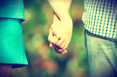 iki elleri üzerinde yeşil doğa parkı