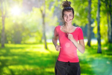 Runner - yeşil park açık havada çalışan kadın