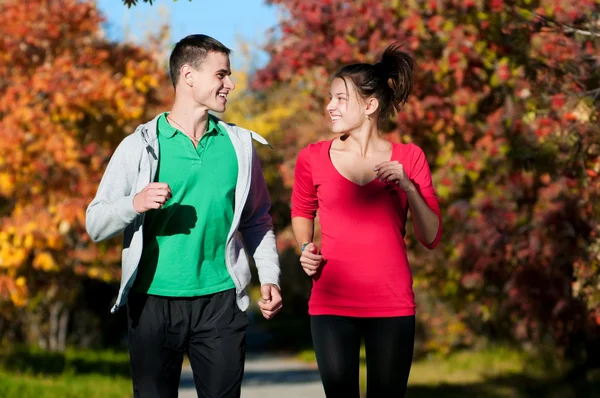 Young man and woman running — Stock Photo, Image