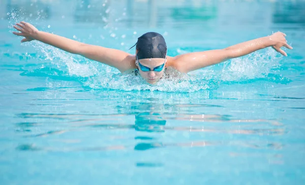 Fiatal lány pillangó körvonalstílus úszás — Stock Fotó