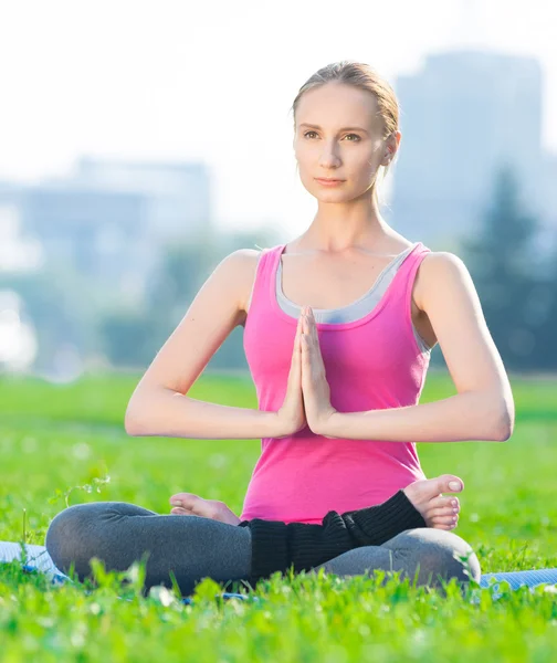 Kvinna gör stretching fitness träning yoga. Lotus — Stockfoto