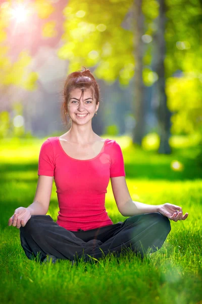 Mujer joven haciendo ejercicios de yoga —  Fotos de Stock