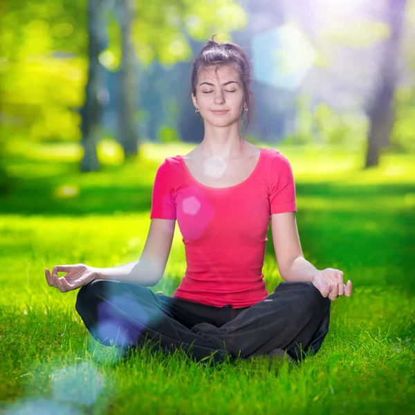 Jonge vrouw doet yoga oefeningen — Stockfoto