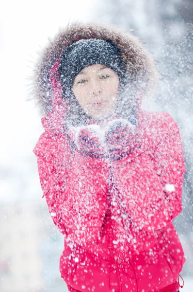 快乐的年轻女子在雪地里玩耍 — 图库照片