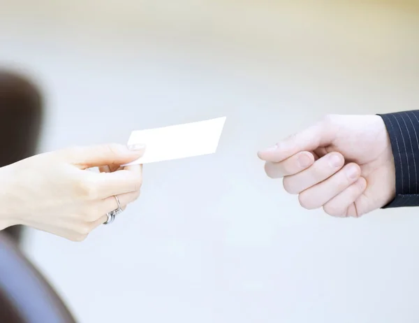 남자와 여자 사이 명함 교환. — 스톡 사진