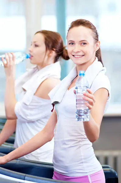 Mujeres bebiendo agua después de los deportes — Foto de Stock