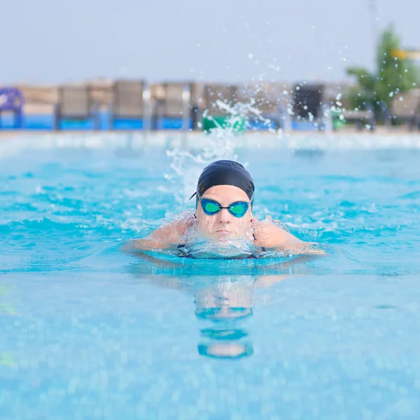 Junge Mädchen schwimmen Schmetterling Schlaganfall-Stil — Stockfoto