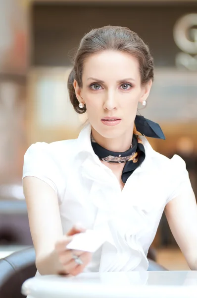 Business woman showing her blank business card — Stock Photo, Image