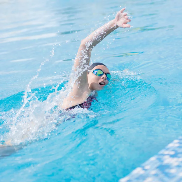 Nő az első csúszás stílust úszás védőszemüveg — Stock Fotó