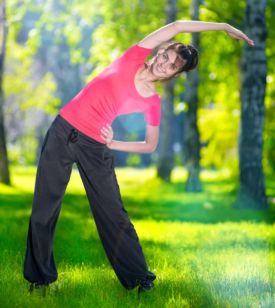 Kadın açık spor egzersiz germe. — Stok fotoğraf