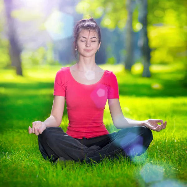 Junge Frau macht Yoga-Übungen — Stockfoto