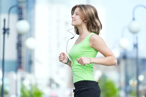 Frau joggt im Stadtpark. — Stockfoto