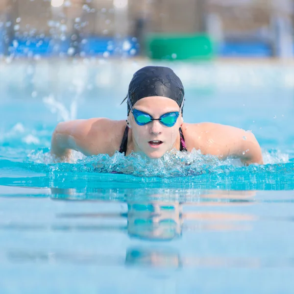 Junge Mädchen schwimmen Schmetterling Schlaganfall-Stil — Stockfoto