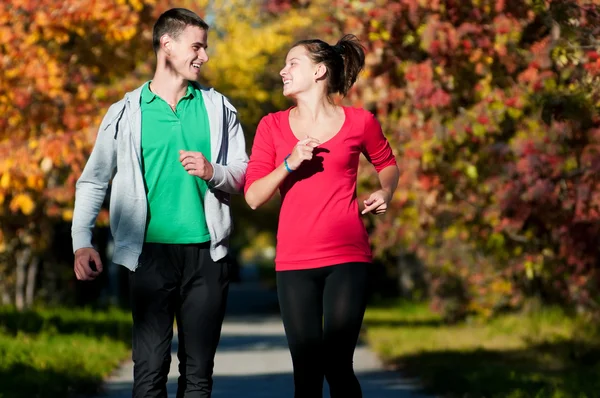 Giovane uomo e donna in esecuzione — Foto Stock