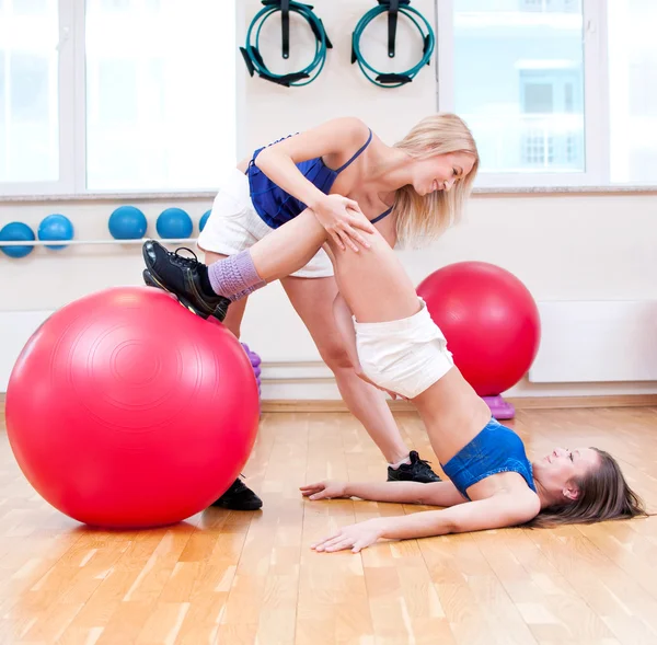 Kobiety do ćwiczenia rozciągające — Zdjęcie stockowe