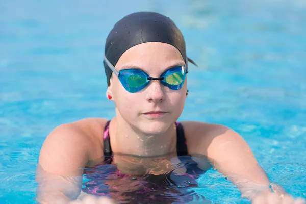Pływaczka w błękitną wodą basen. kobieta Sport. — Zdjęcie stockowe