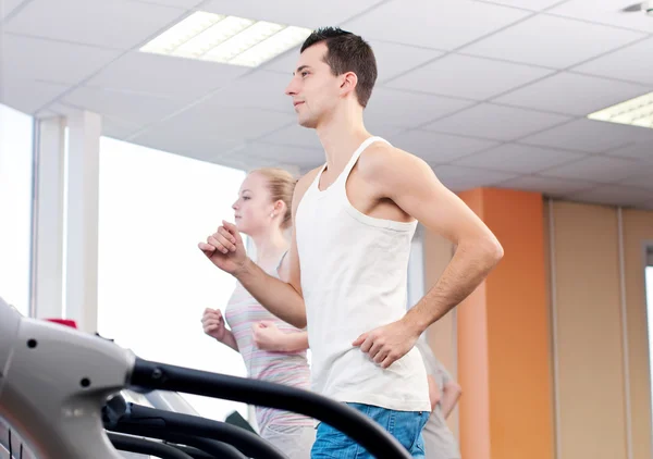 Hombre en el gimnasio haciendo ejercicio. Corre. . —  Fotos de Stock