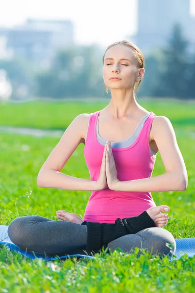 Kvinna gör stretching fitness träning yoga. Lotus — Stockfoto