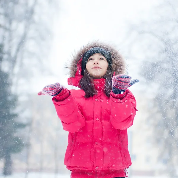 Glückliche junge Frau spielt mit einem Schnee — Stockfoto