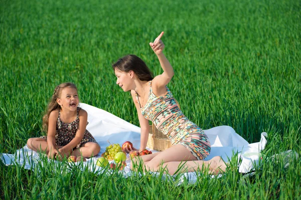 Gelukkig meisjes op groen gras — Stockfoto