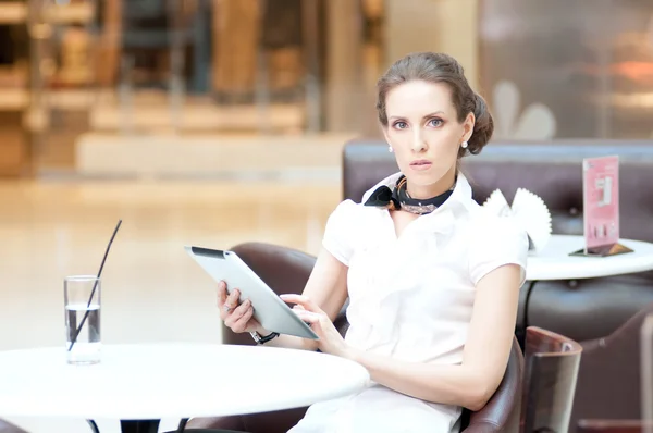 Mulher de negócios usando tablet na pausa para almoço no café — Fotografia de Stock