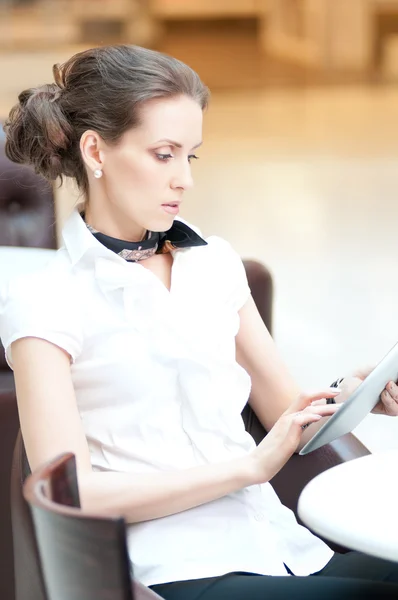 Mujer de negocios que utiliza la tableta en el almuerzo en la cafetería —  Fotos de Stock