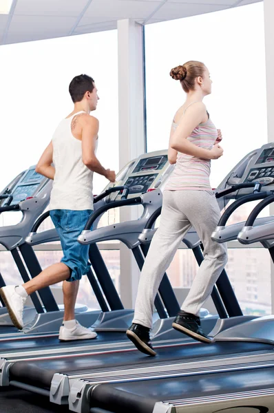 Vrouw en man op de sportschool uitoefening. — Stockfoto