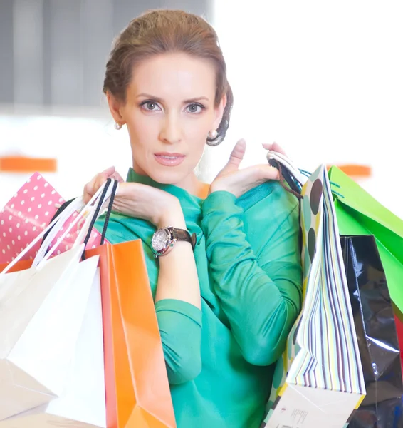 Winkelen vrouw met kleur zakken — Stockfoto