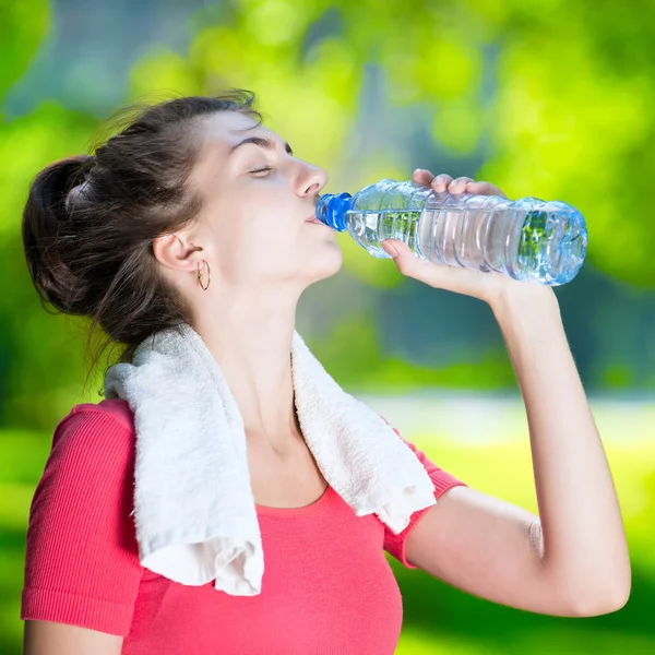 Junge Frau trinkt Wasser — Stockfoto